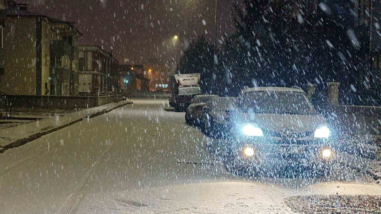 Erzurum’da beklenen kar yağışı etkili oldu
