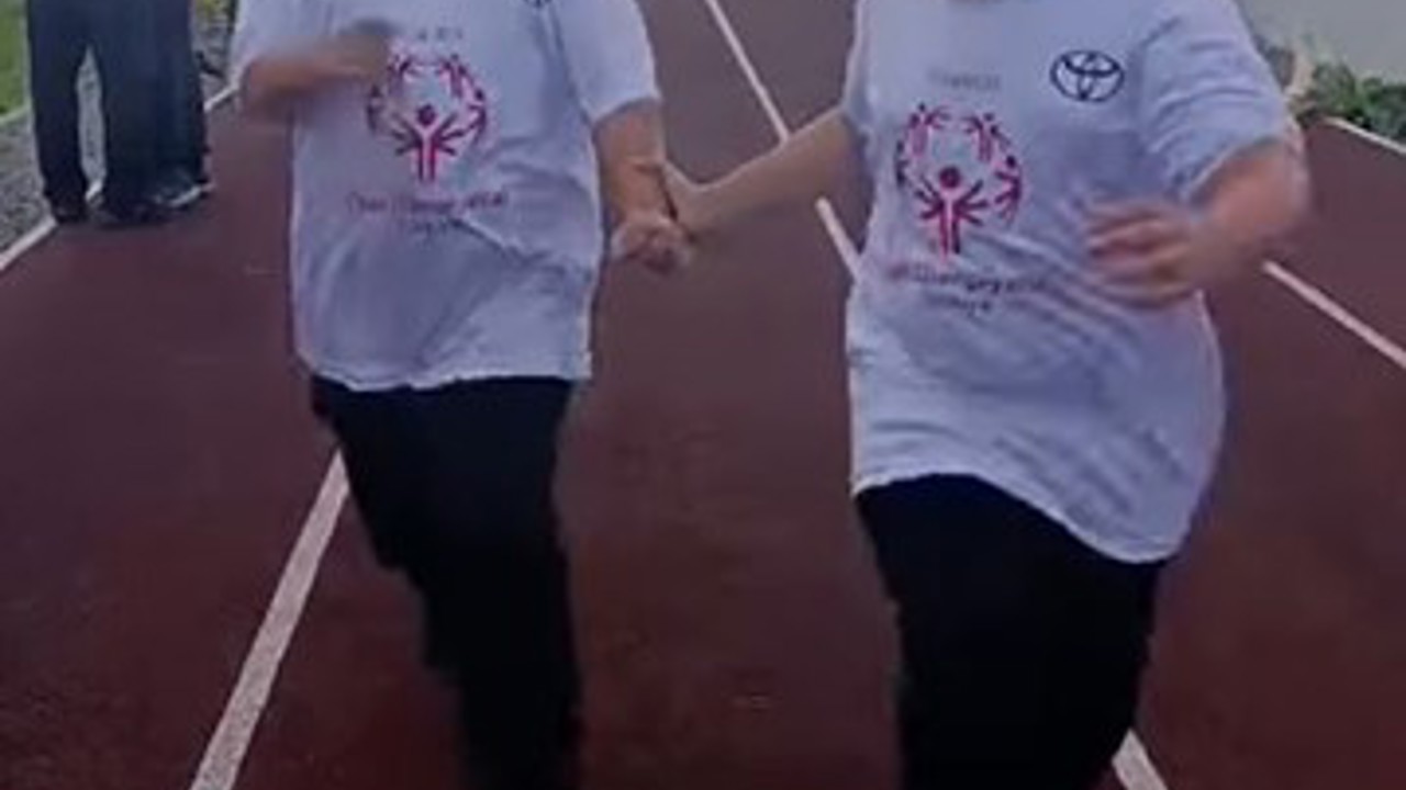 Silivri’de yürekleri ısıtan görüntü: Özel eğitim öğrencisi yarışı bıraktı, arkadaşını bekledi
