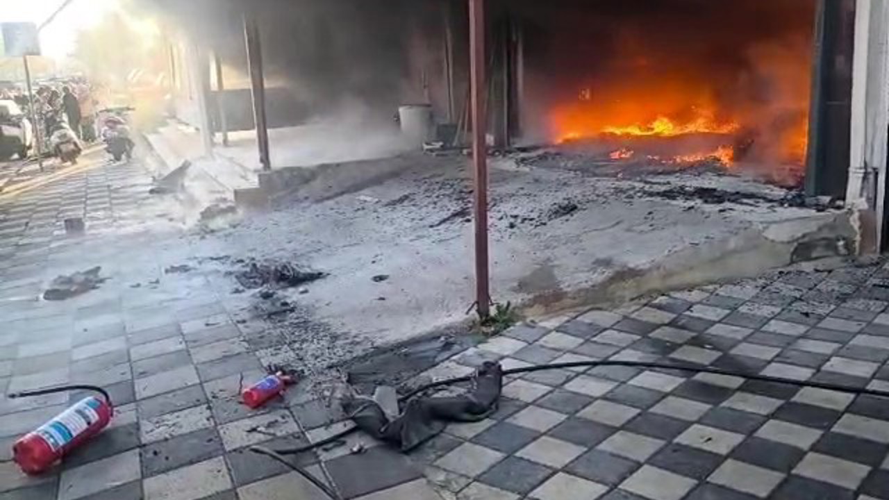 Oto tamir dükkanı ve 2 araç çıkan yangında küle döndü
