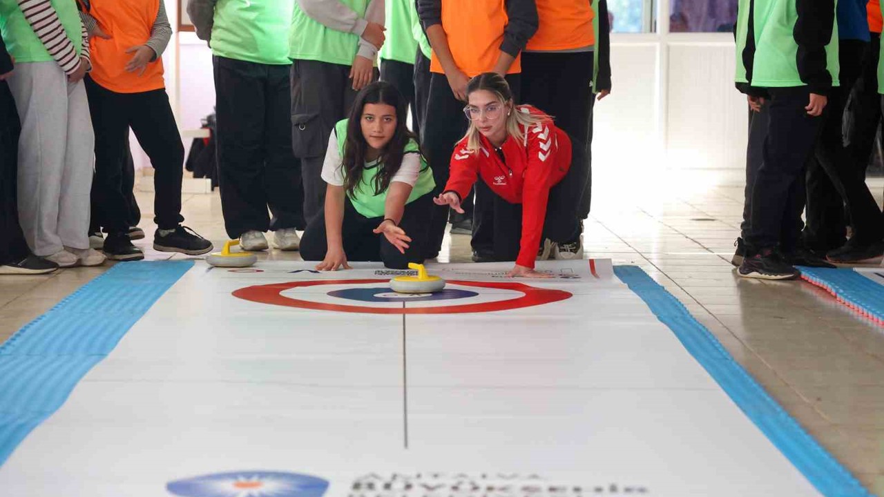 Antalya’da kız çocukları Floor Curling ile tanıştı
