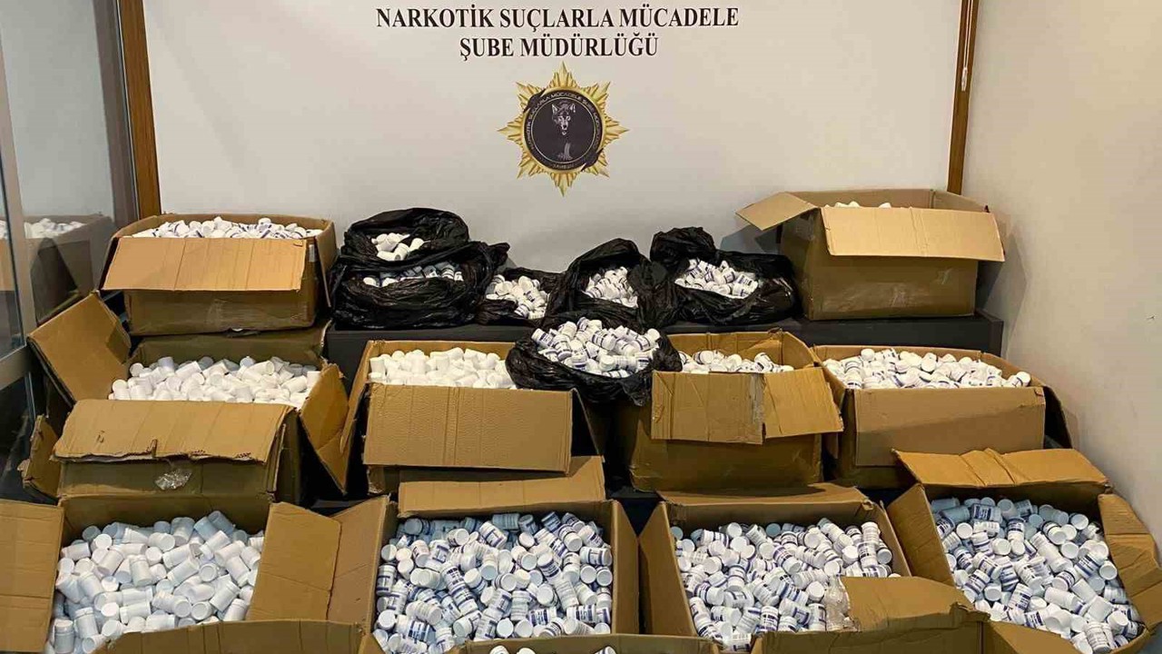 Samsun’da peş peşe giden 3 araçtan 350 bin uyuşturucu hap ele geçirildi

