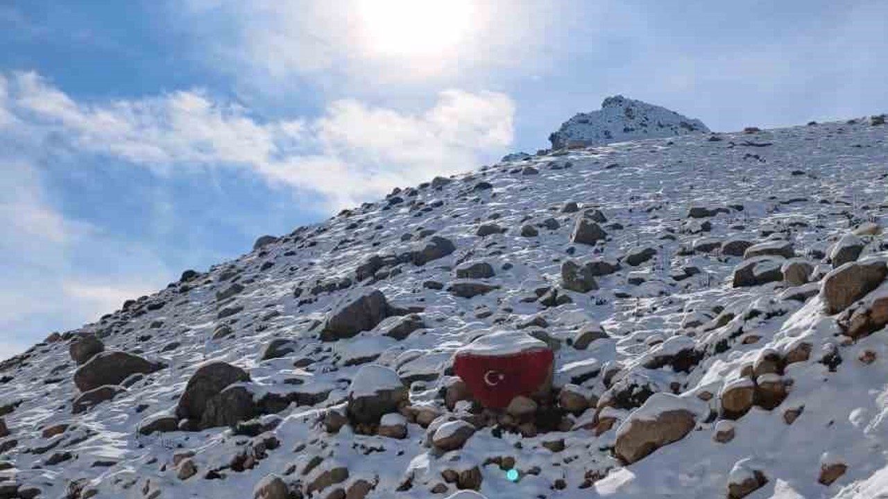 Kaş’ın yüksek kesimleri beyaza büründü
