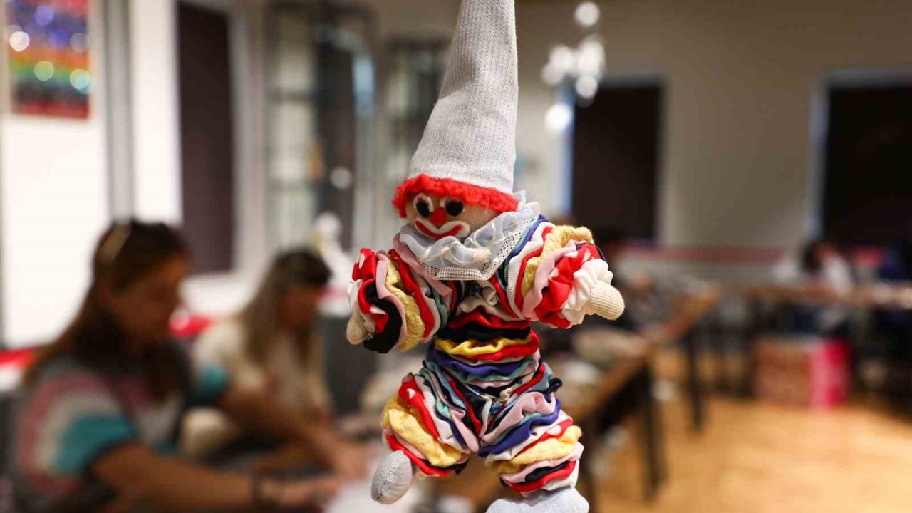 Atık kumaşlar kadınların emeğiyle yılbaşı maskotlarına dönüştü
