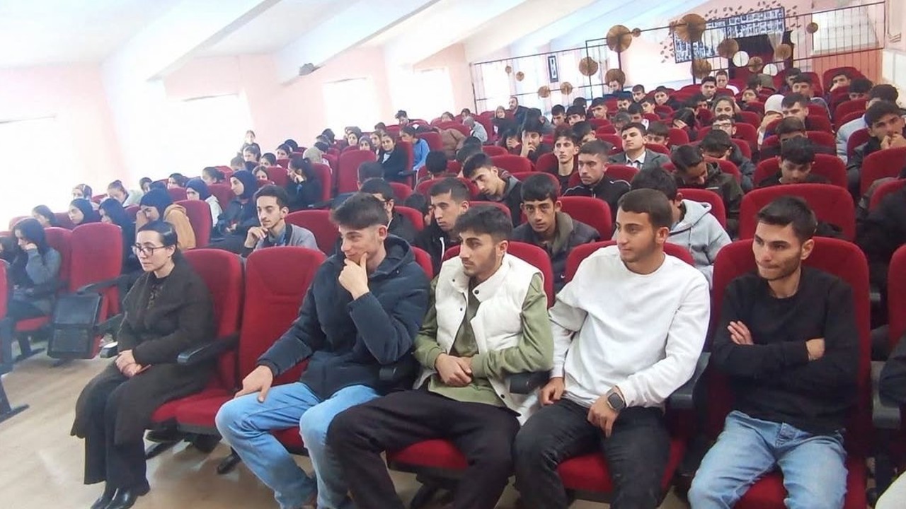 Hamur’da gençlere "Hayatın ritmi namaz" sunumu
