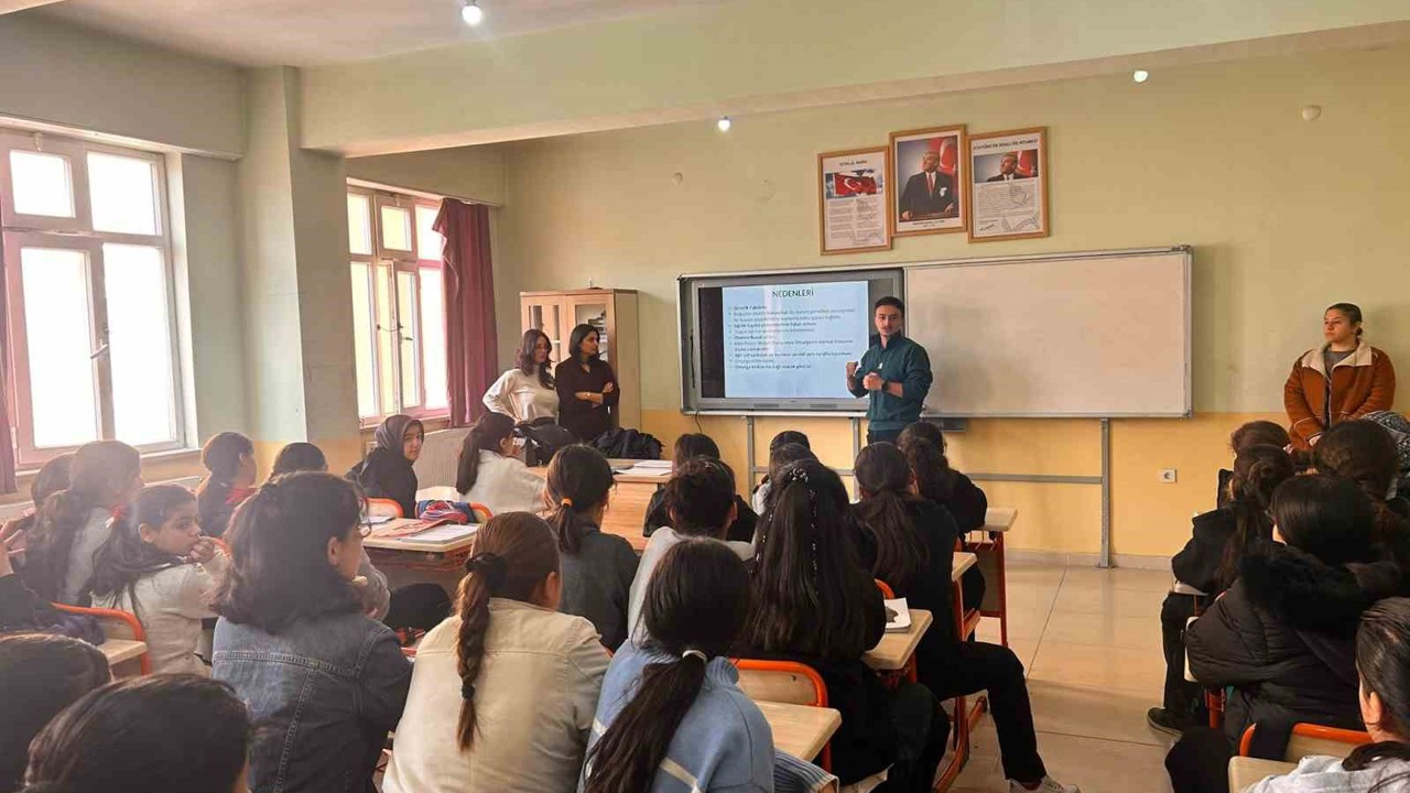 Malazgirt’te 8. sınıf öğrencilerine skolyoz taraması yapıldı
