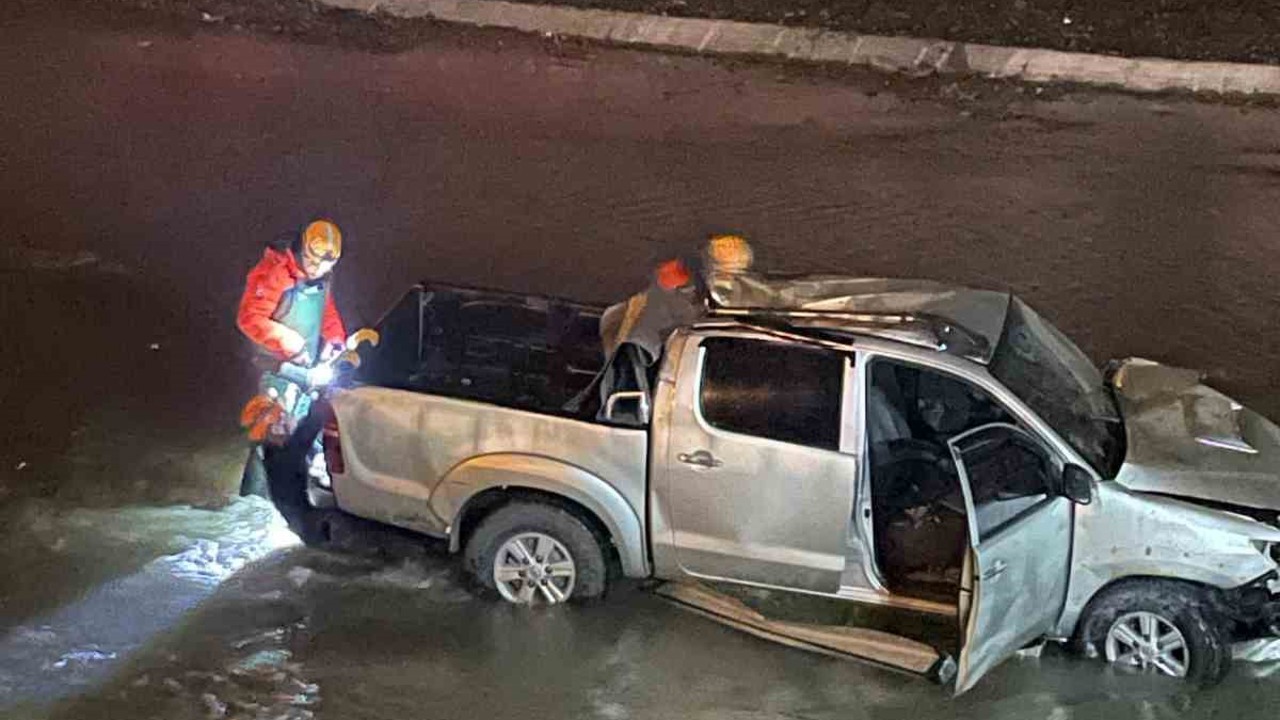 Ağrı’da Murat Nehri’ne uçan pikaptaki 5 kişi yaralı kurtarıldı
