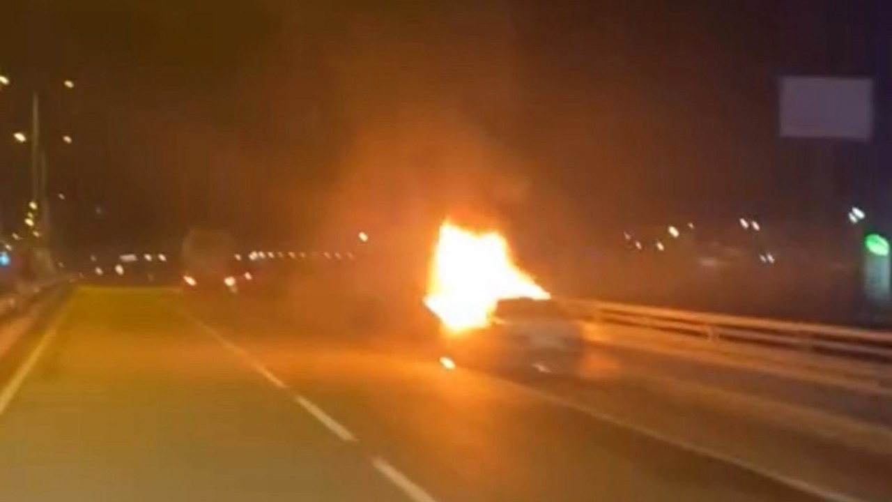 Seyir halindeki otomobil alevlere teslim oldu
