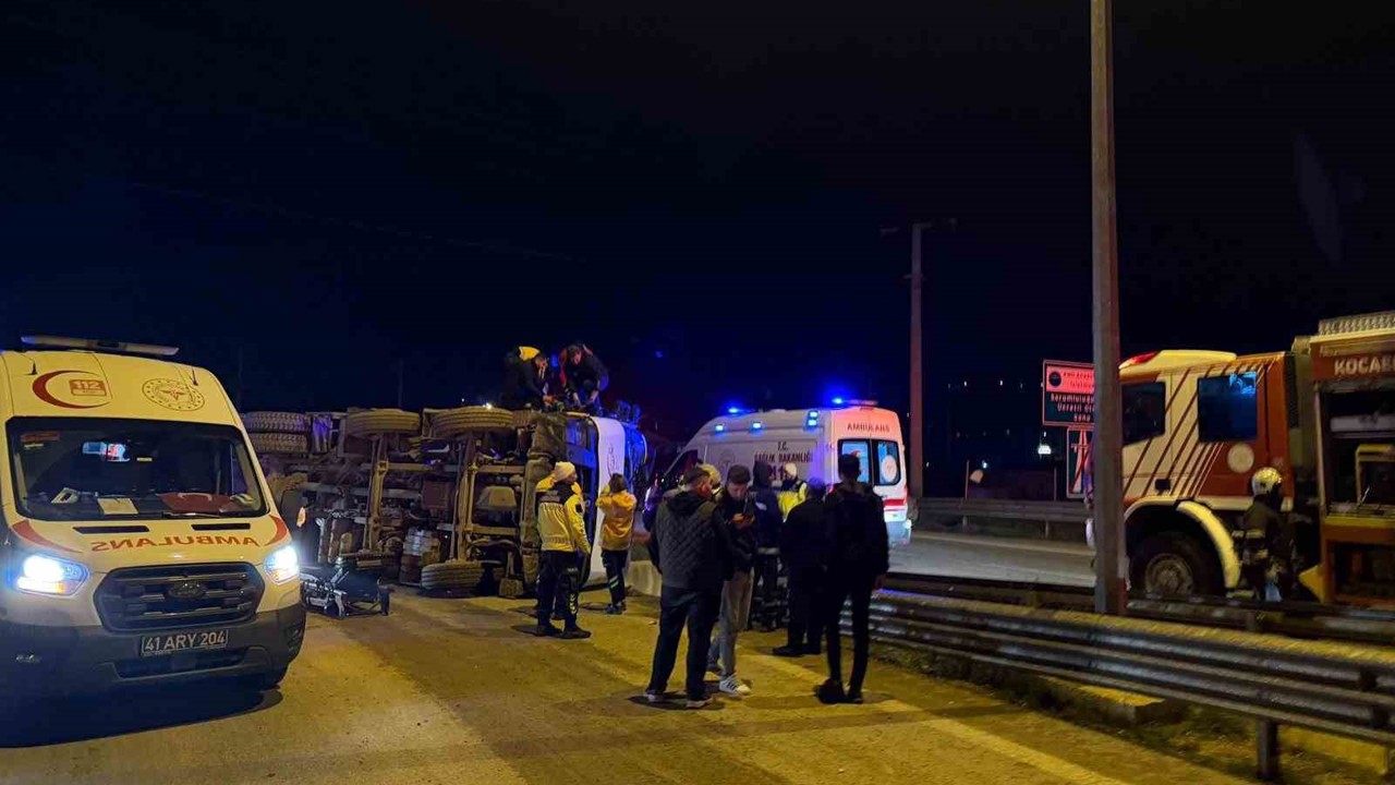 Kuzey Marmara Otoyolu girişinde beton mikseri devrildi: 2 yaralı
