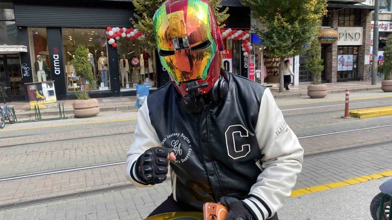 İron-Man kaskı ile dolaşan motosikletli dikkat çekiyor
