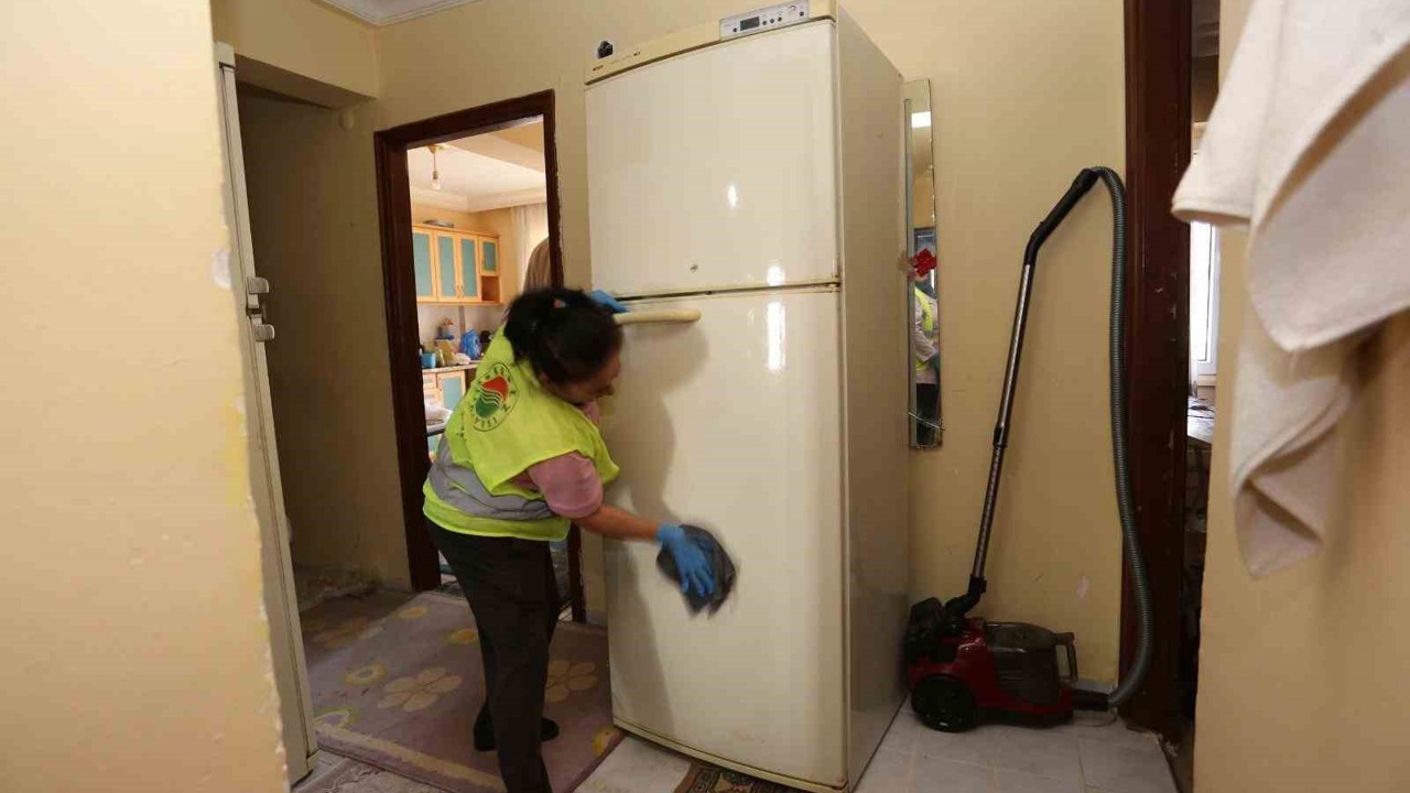 Yalnız yaşayan yaşlı kadına şefkat eli
