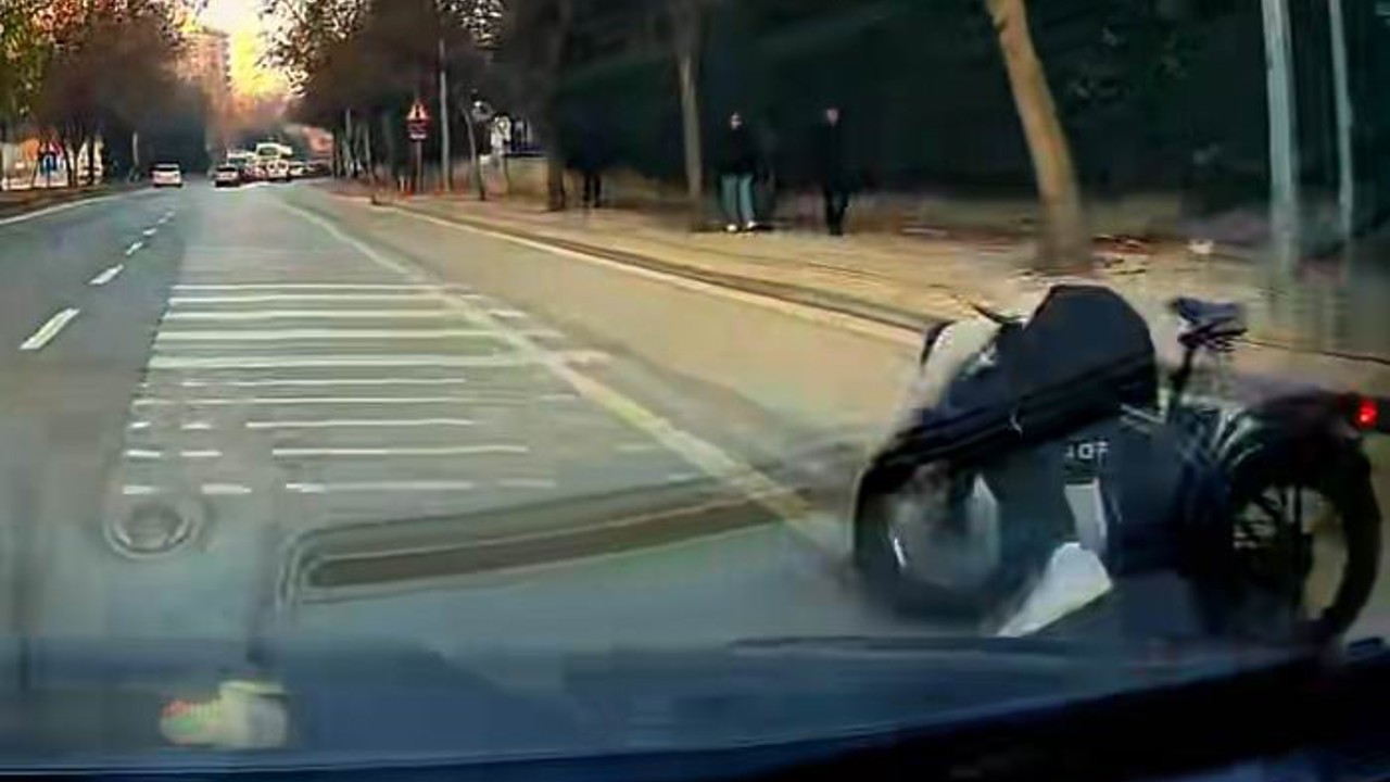 Eli cebinde bisikletle giderken araba altında kalmaktan son anda kurtuldu
