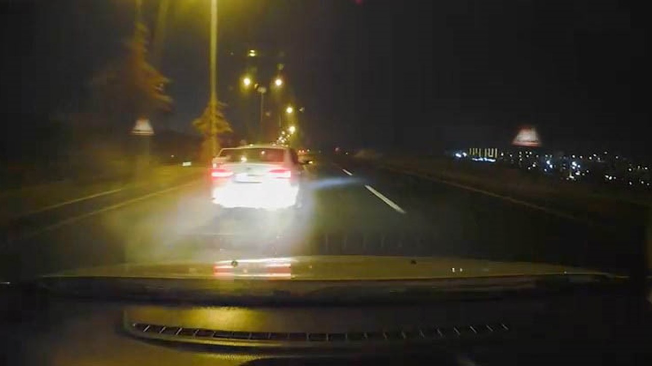 Islak yolda makas atan sürücü, kameraya yansıdı

