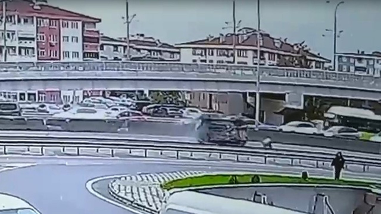 Beton bariyere çarpan otomobil devrilip sürüklendi, kaza anı kamerada
