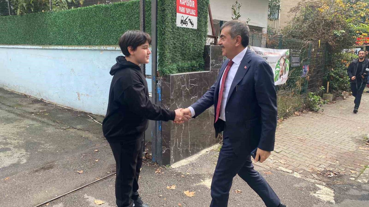 8’inci sınıf öğrencisinin davetine Bakan Tekin’den sürpriz ziyaret
