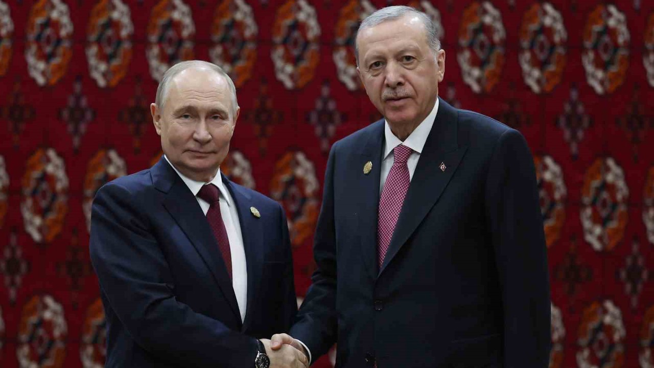 Cumhurbaşkanı Recep Tayyip Erdoğan ile Rusya Devlet Başkanı Vladimir Putin’in Aşkabat’taki görüşmesi başladı.
