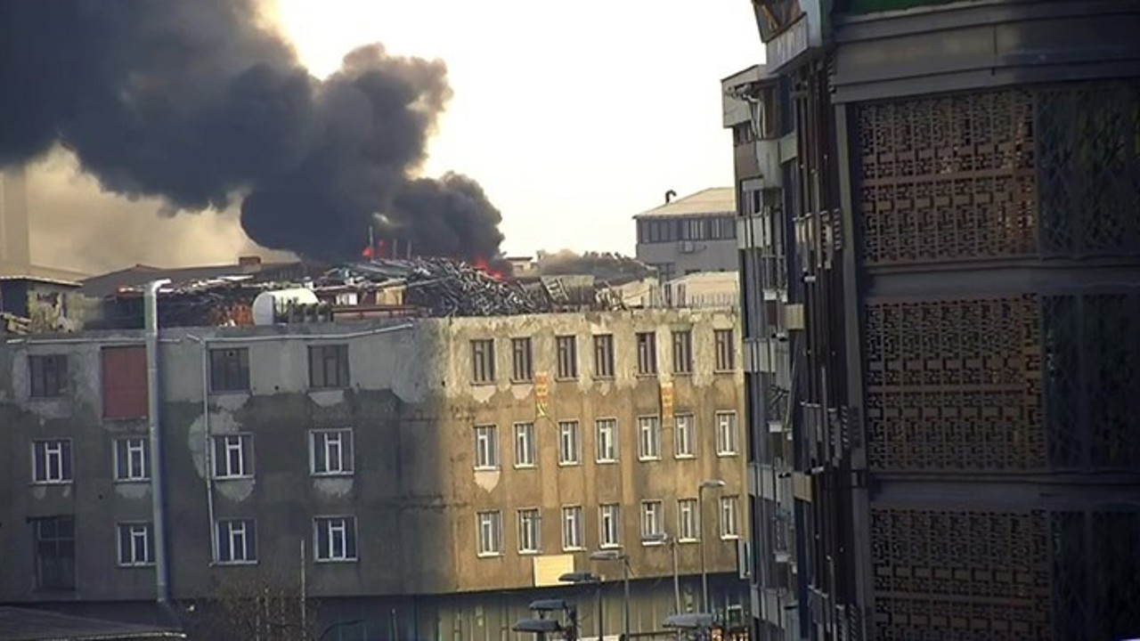 Sultangazi Cebeci Mahallesi’nde bir binanın çatısında yangın çıktı. Can pazarının yaşandığı yangına itfaiye ekipleri müdahale ederken, bölgeye çok sayıda ekip sevk edildi.
