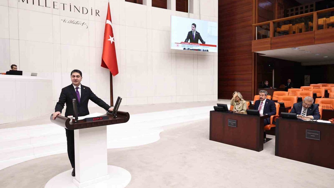 MHP’li Özdemir: "Basın kartı bulunmayan veya kurumsal bir kimlik altında akredite edilmemiş şahısların basın faaliyeti adı altında yürüttükleri çalışmaların engellenmeli"
