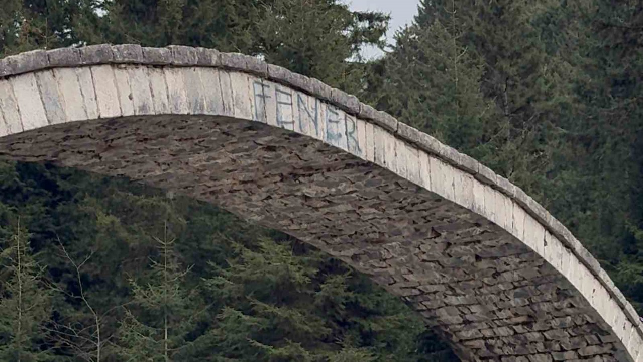 Rize’de tarihi kemer köprüye sprey boya ile zarar verildi

