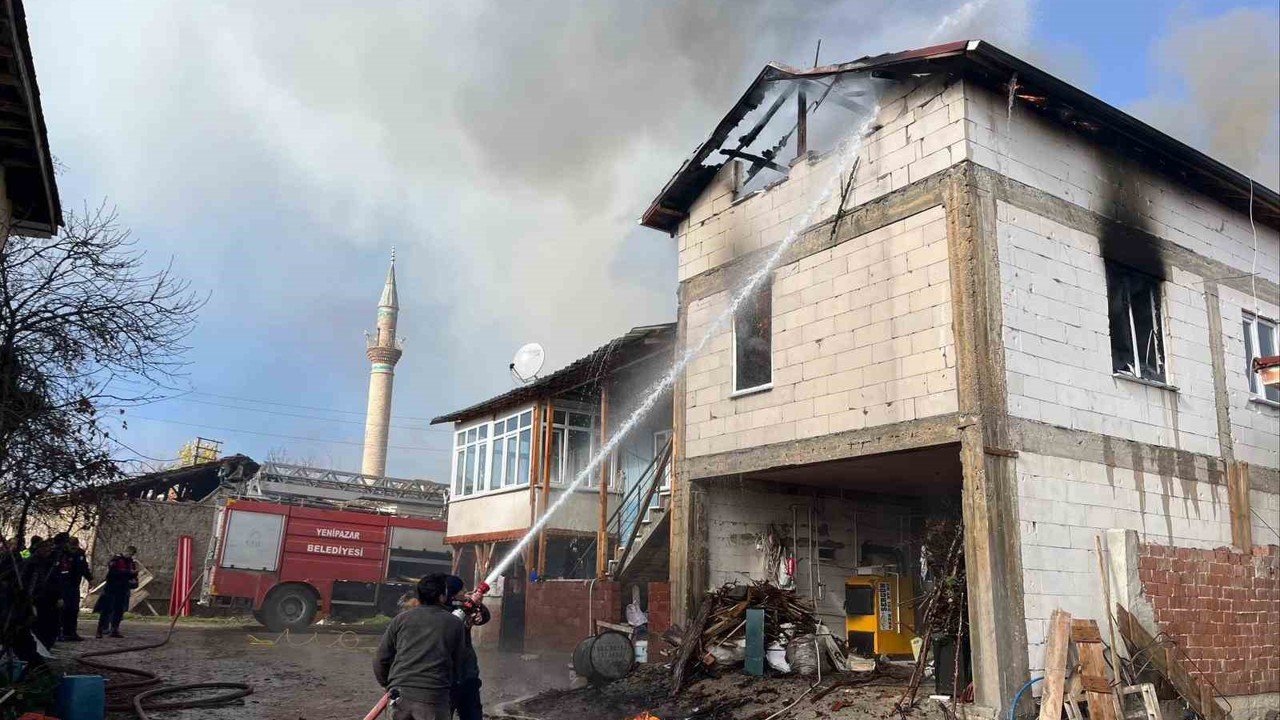 Ahırdaki 6 büyük ve 40 küçükbaş hayvan yangında son anda kurtarıldı
