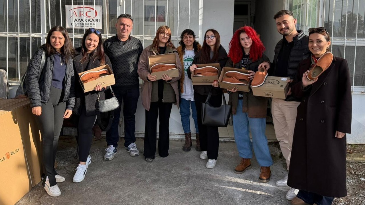 Öğrenciler babalarına ayakkabı yaptı

