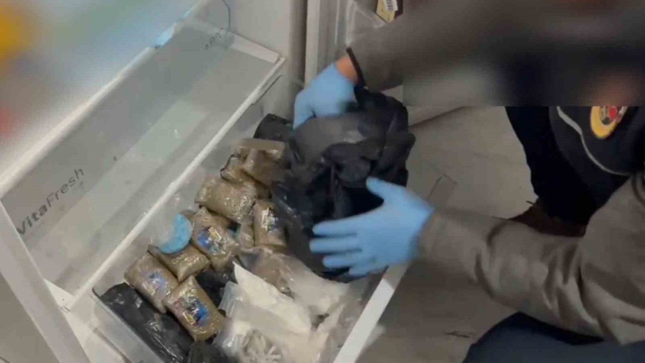 Buzdolabından esrar ve kokain gardıroptan tabanca ve para çıktı
