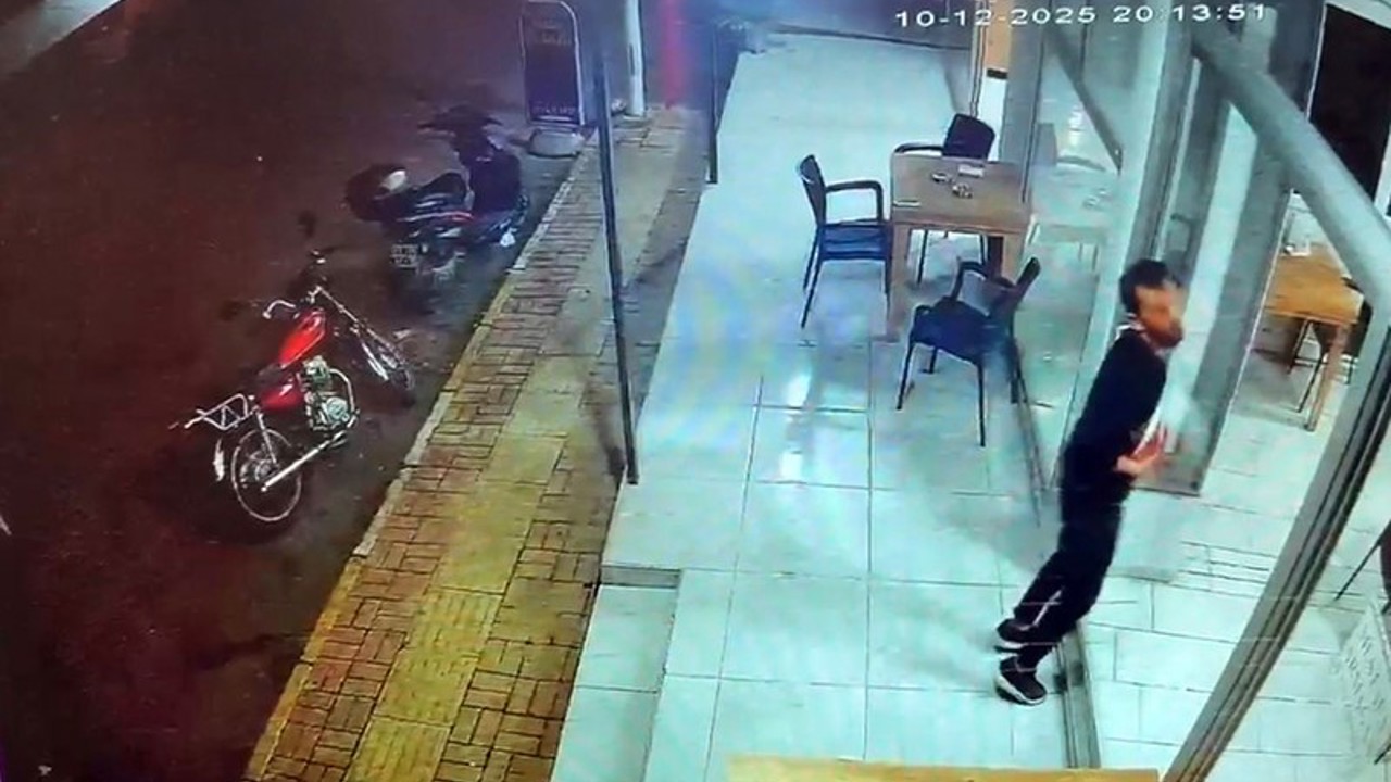 Kendi sildiği camı fark etmeyip yüzünü çarpan garson neye uğradığını şaşırdı
