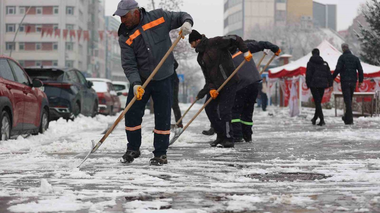 Erzurum Büyükşehir’den karla mücadele
