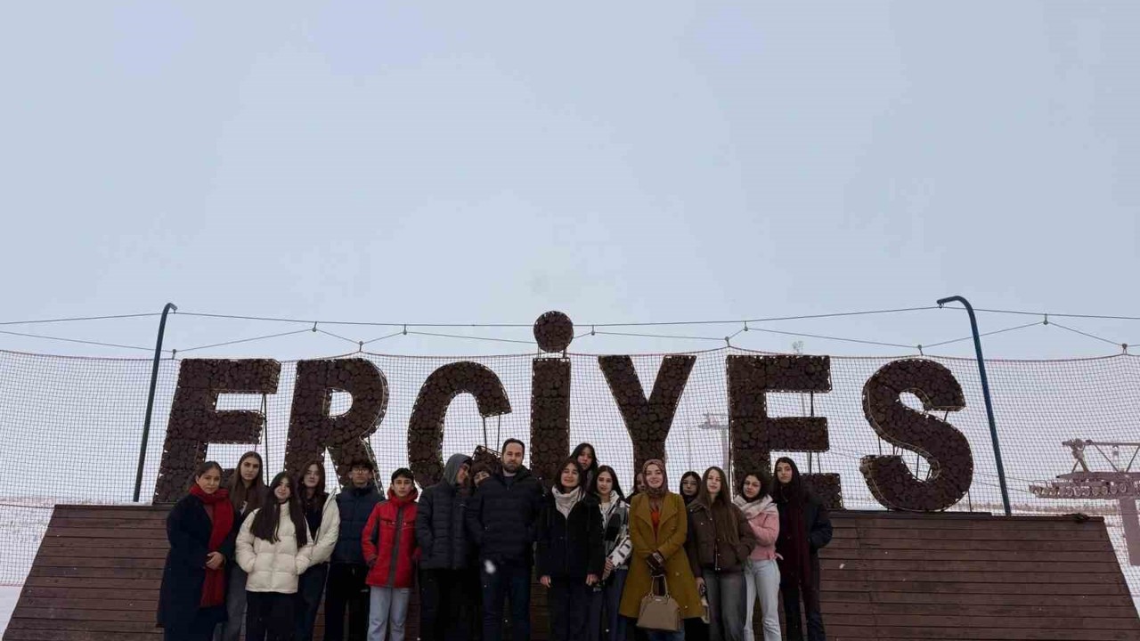 Erciyes’in zirvesinde öğrencilere yönelik ’Uluslararası Dağlar Günü’ etkinliği
