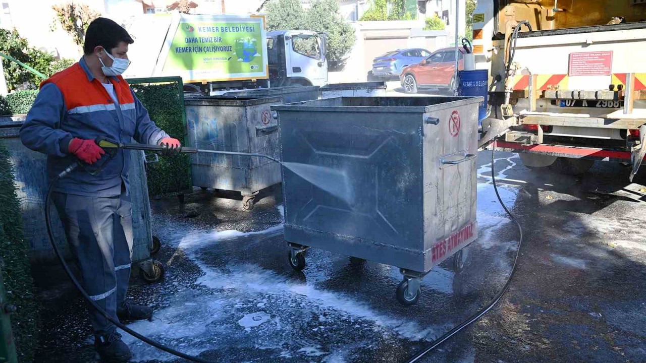 Kemer’de çöp konteynerleri dezenfekte ediliyor
