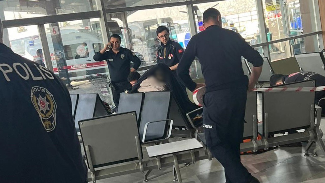 10 gündür otogarda yaşayan avukat oturduğu yerde hayatını kaybetti
