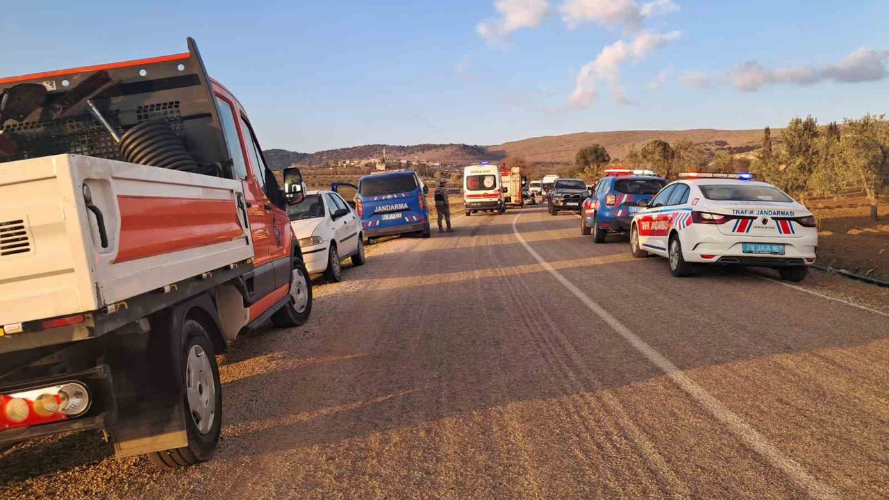 Kilis’te iki araç kafa kafaya çarpıştı: 3 yaralı
