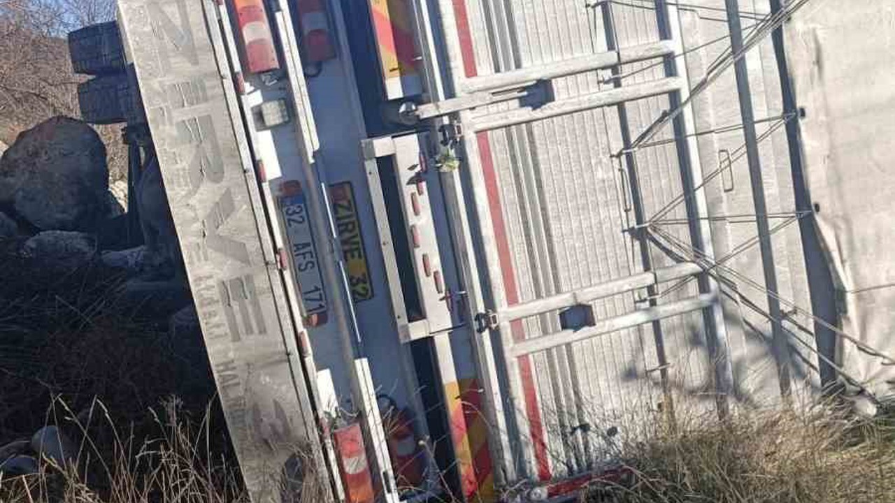 Isparta’da kontrolden çıkan kamyon şarampole devrildi, sürücü yaralandı
