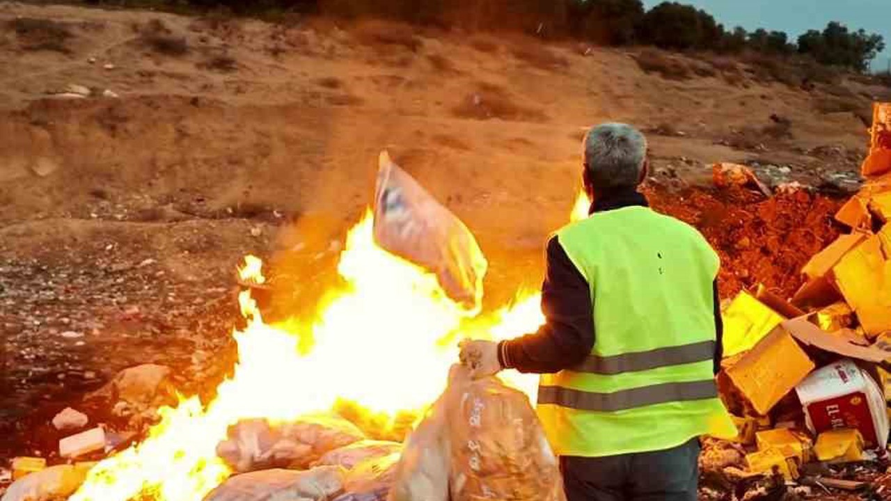 Tarihi geçmiş ürünlerle çocukları zehirleyeceklerdi: 2 ton cips, şekerleme ve çikolata imha edildi
