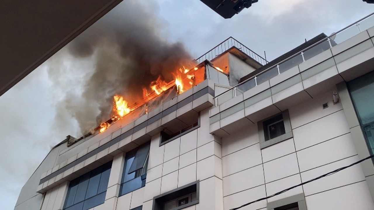 Ataşehir’de otel yangını: Çatı katı alevlere teslim oldu
