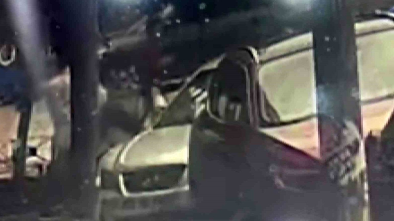 Park halindeki otomobilin dikiz aynasını tekme atıp kırdı
