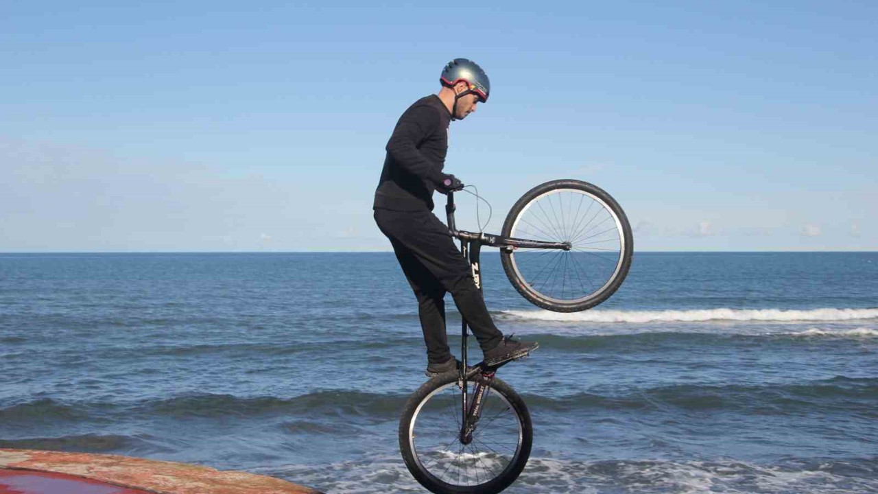 Bisiklet tutkunu gençten nefes kesen gösteri: Sahil kayalıkları parkuru oldu
