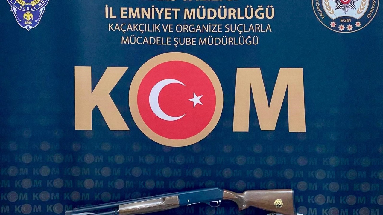 Kars merkezli 3 ilçede silah tacirlerine operasyon: Çok sayıda silah ve mühimmat ele geçirildi
