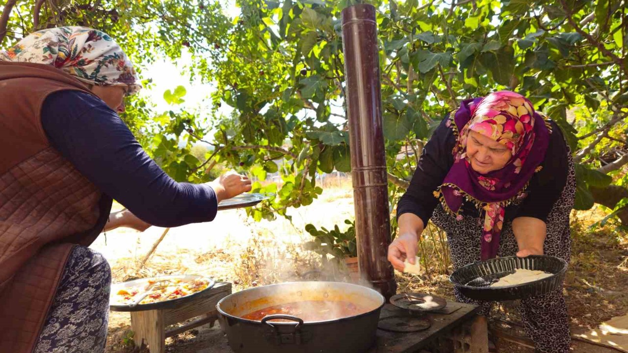Tarhana kokusu sokağı doldurdu
