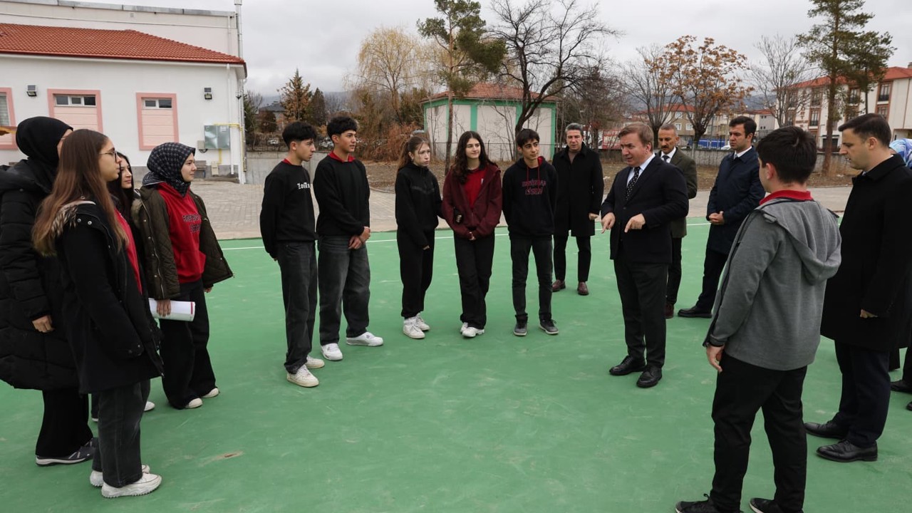 Vali Aydoğdu, Erzincan Lisesi’nde kauçuk zeminli spor alanını inceledi
