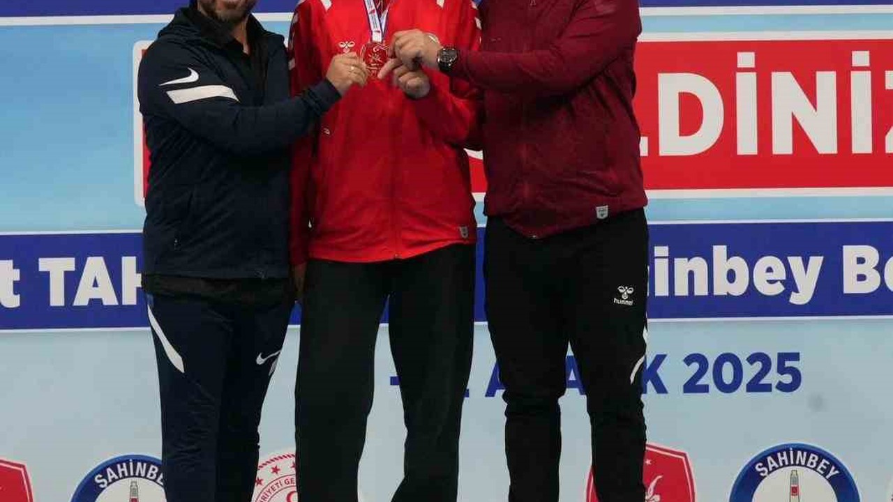 Güreşte Elmira Yasin Türkiye Şampiyonu oldu
