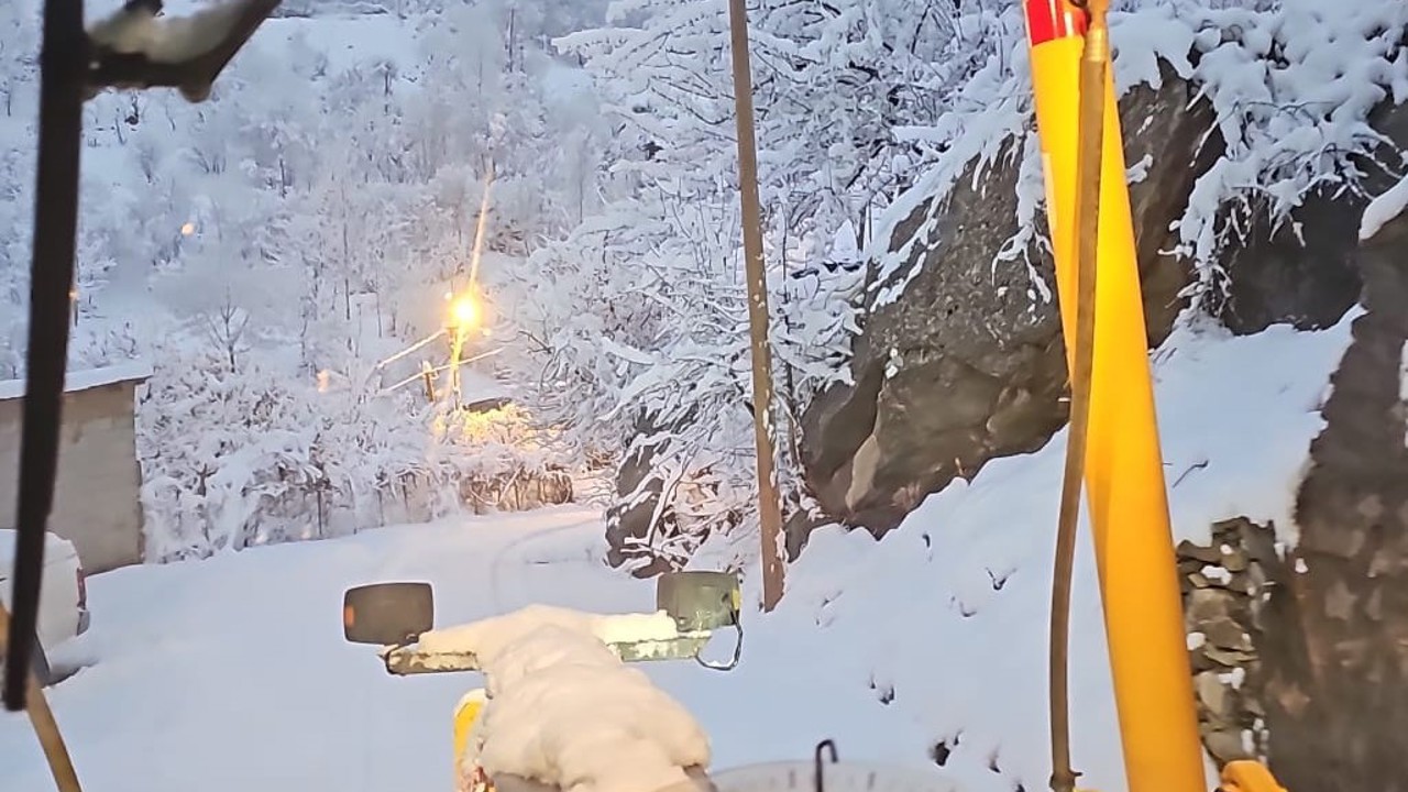 Hakkari’de karla mücadele ekibi gece kar mesaisinde
