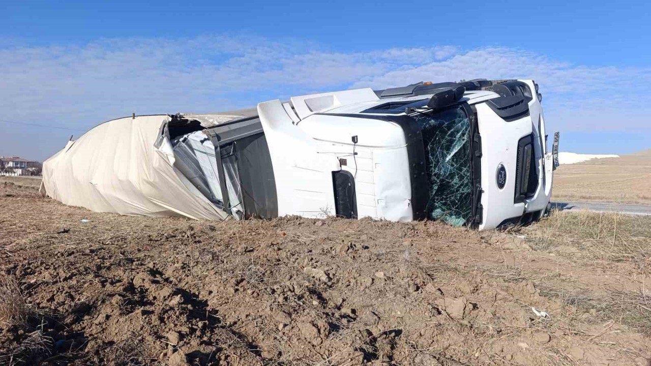 Kalorifer peteği yüklü tır devrildi, 1 kişi yaralandı
