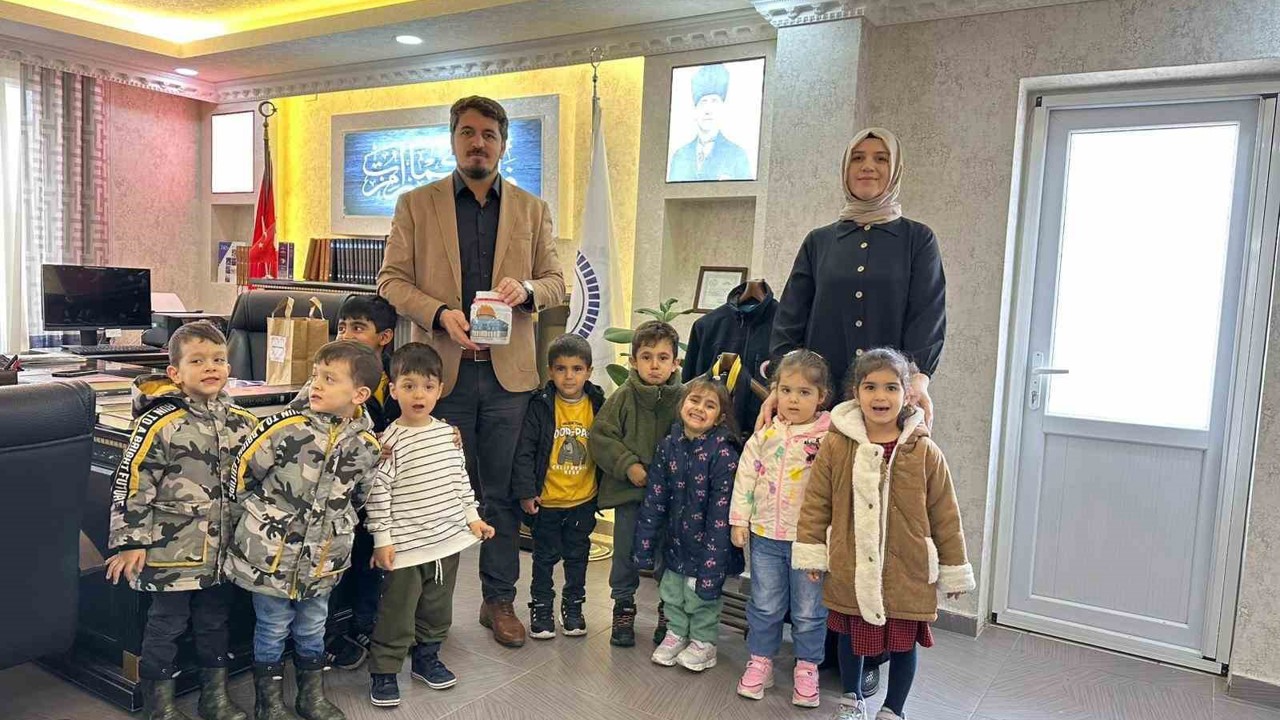 Kur’an Kursu öğrencileri harçlıklarından biriktirdiklerini Gazze’ye bağışladı
