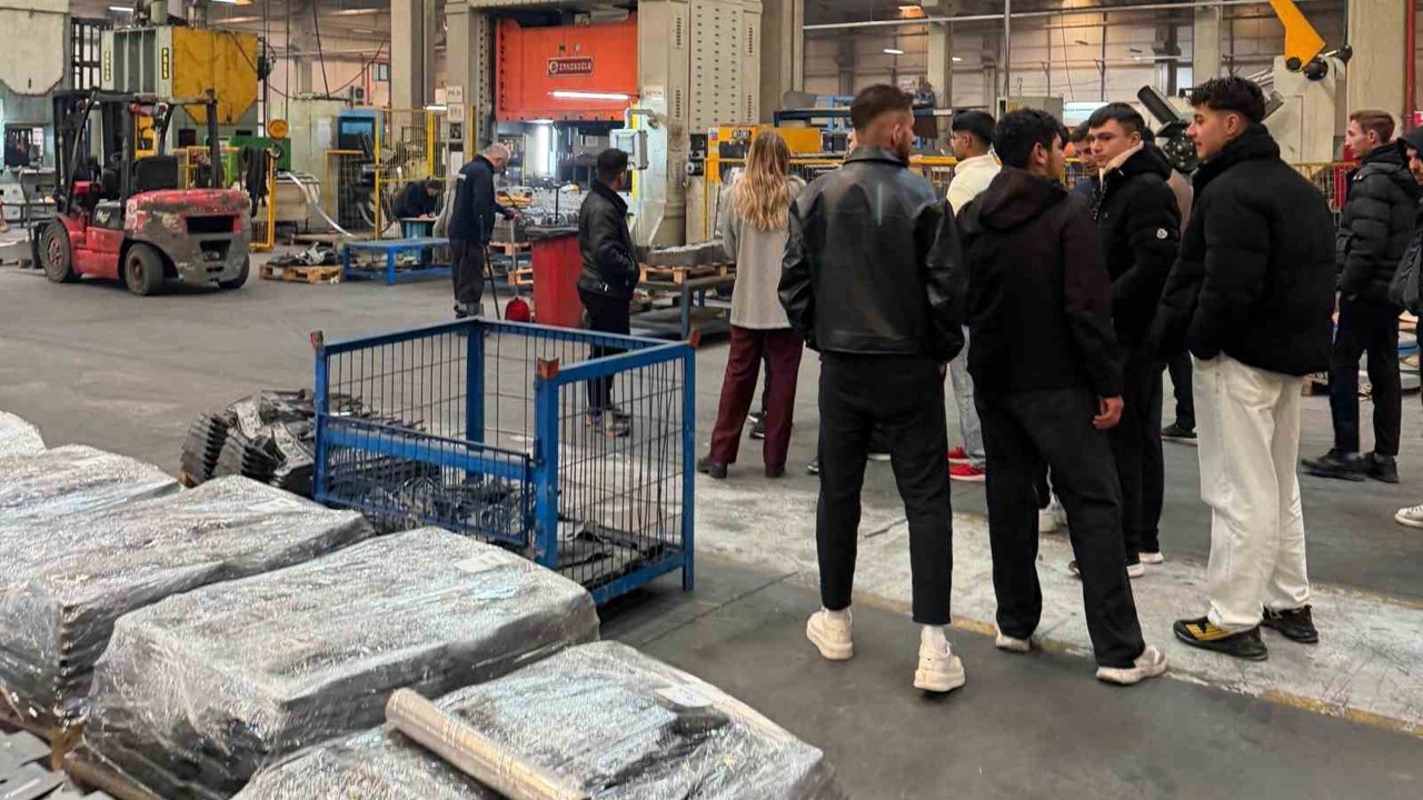 Meslek lisesi öğrencileri üretim süreçlerini yerinde öğreniyor
