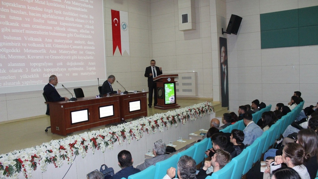 Üniversite öğrencilerine toprağın hayati rolü anlatıldı
