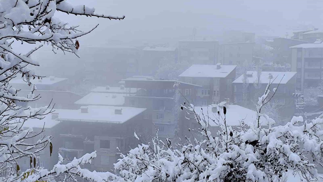 Hakkari’de kar yağışı yerini sise bıraktı
