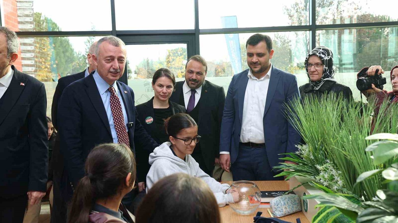 Başkan Büyükakın: "Kütüphanelerde gençlerimizi geleceğe hazırlıyoruz"
