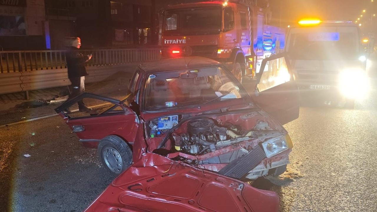 İnegöl’de kontrolden çıkan otomobil bariyerlere çarptı, 1’i ağır 2 kişi yaralandı
