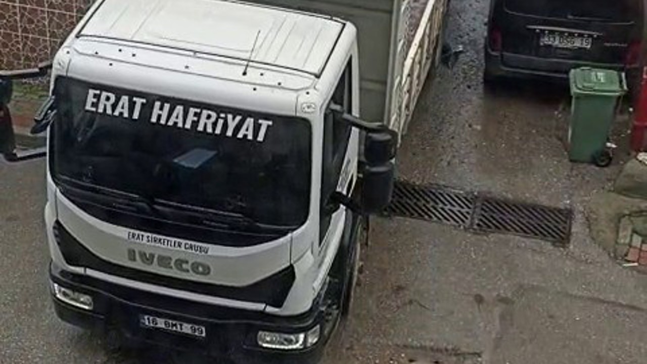 Bursa’da bir kamyon sokak arasındaki araca ağır zarar verip kaçtı
