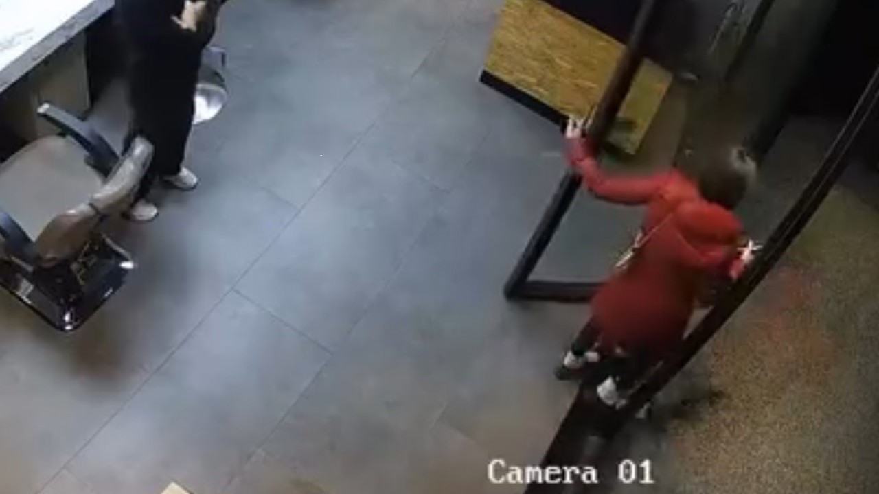 Esenyurt’ta kuaförde işlem yaptıran kadın ’kartımı arabada unuttum’ bahanesiyle kaçtı
